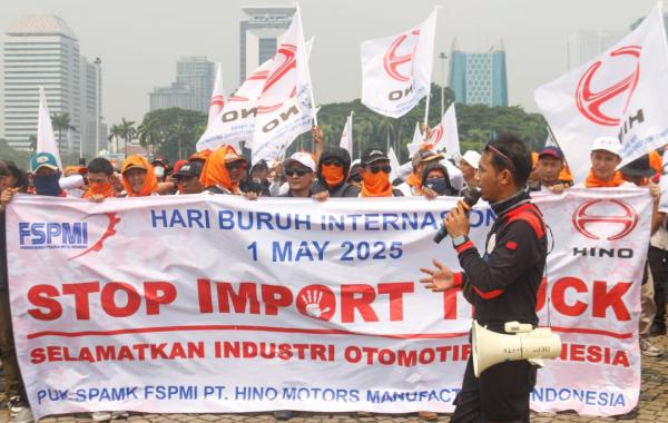 Pekerja PT Hino Motors Sales Indonesia Bersama FSPMI Turun Kejalan di Aksi May Day 2025