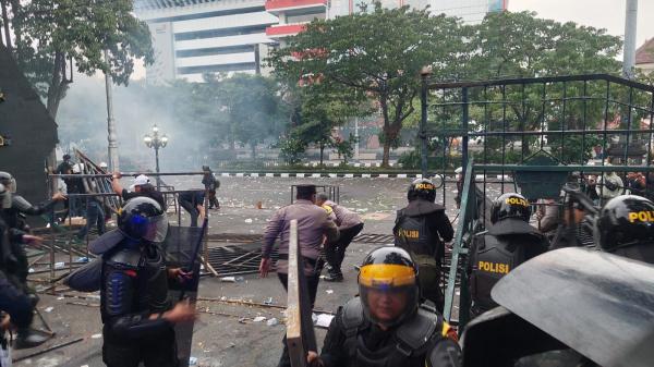 Demo Buruh Ricuh, Massa Bakar Ban dan Robohkan Pagar Kantor Gubernur Jateng