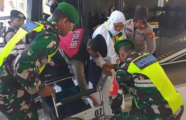 Calon Jemaah Haji Lansia Dapat Perlakuan Khusus, TNI dan Polri Sigap Membantu