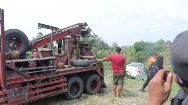 Evakuasi Dramatis di Sungai Widas, Mobil Akhirnya Berhasil Diangkat