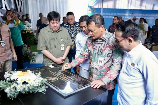 Antusias Buruh Sambut May Dar, Gubernur Jateng Berikan Hadiah Koperasi