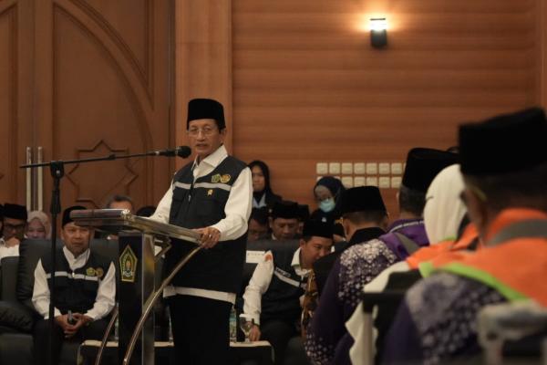 Menag Lepas Kloter Pertama Jemaah Haji 2025: Ingatkan Perjalanan Spiritual dan Jaga Kesehatan