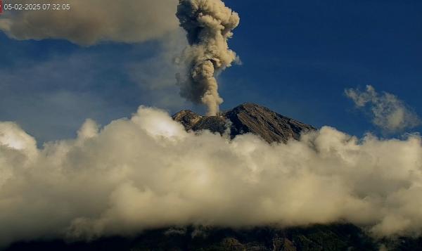 Gunung Semeru Meletus, Tinggi Kolom Asap Letusan 1.000 Meter Masyarakat Diminta Waspada