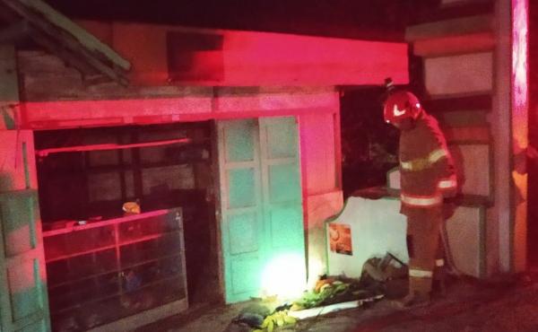 Isi Bensin Dekat Lilin yang Menyala, Warung Sembako di Malo Bojonegoro Terbakar