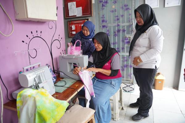Suara Mesin Jahit dari Balik Jeruji yang Bangkitkan Harapan Warga Binaan Rutan Perempuan Surabaya