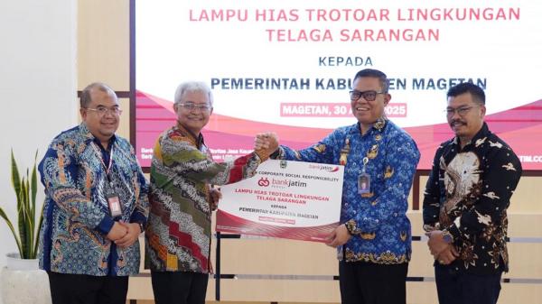 Bank Jatim Serahkan Bantuan Lampu Hias untuk Keindahan Telaga Sarangan