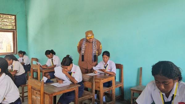 Bupati TTU Pantau Pelaksanaan Ujian Sekolah di SMP Oetfo dan SMP Kotafoun