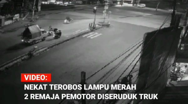 Video: Nekat Terobos Lampu Merah, Dua Pemotor Diseruduk Truk di Jalan Pantura Comal Pemalang