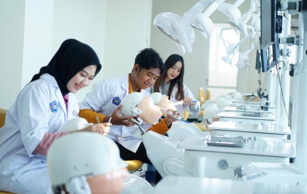 Dapatkan Dental Student Kit Gratis, Ini Syarat Daftar FKG UM Surabaya 2025