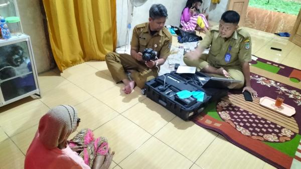 Disdukcapil Ciamis Turun Langsung Rekam KTP-el Warga Lansia dan Disabilitas hingga Malam Hari