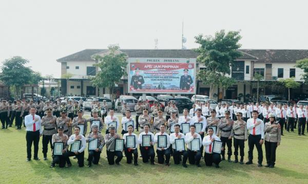 18 Polisi Berprestasi di Jombang Terima Penghargaan dari Kapolres, Ini Deretan Prestasinya