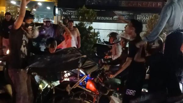 Gaya Unik Bobotoh Tasikmalaya Rayakan Persib Juara: Dari Becak Motor, Motor Mogok, hingga Mancing