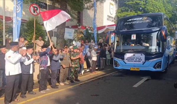Tangis Haru Iringi Keberangkatan 435 Calon Haji Asal Depok