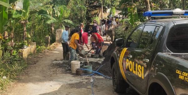 Kapolsek Puspahiang Tinjau Proyek Jalan Desa Cimanggu Tasikmalaya, Pastikan Aman dan Sesuai Tujuan