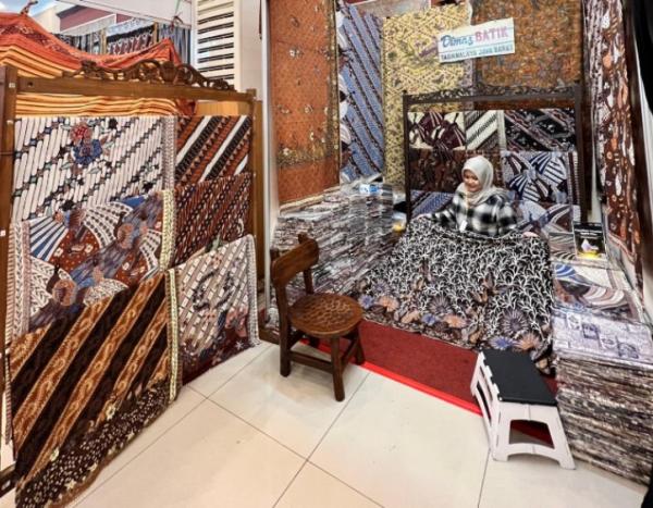 Tetap Gunakan Lilin, Dimas Batik Jadi Penjaga Terakhir Batik Tulis Tasikmalaya