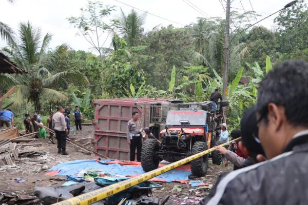 FOTO: Detik-Detik Truk Tronton Terguling di Purworejo, 11 Orang Tewas