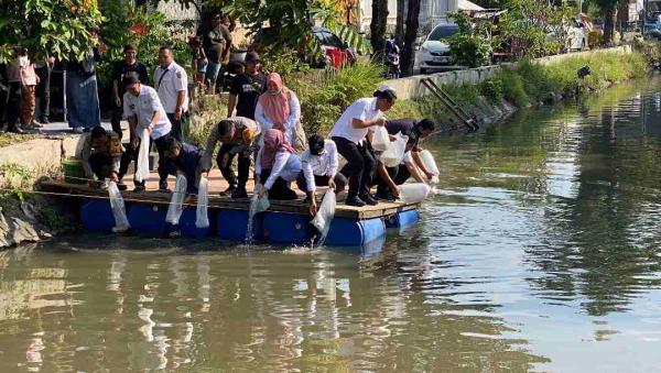 5000 Bibit Ikan Tawes Dilepas PWI dan Kapolres Jombang di Sungai Candimulyo