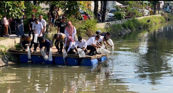 Dorong Ketahanan Pangan, PWI dan Kapolres Jombang Tebar 5.000 Bibit Ikan di Sungai Candimulyo
