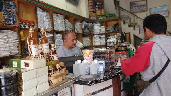 Jelang Musim Haji 2025, Toko Oleh-oleh di Tasikmalaya Masih Sepi, Omzet Anjlok hingga 30 Persen