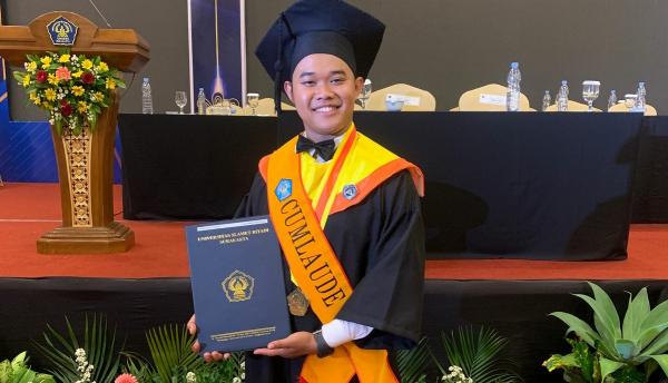 Diwisuda Sebagai Sarjana, Febri Yudistira, Anak Bakul Wedangan : Ini Bukan Mimpi...
