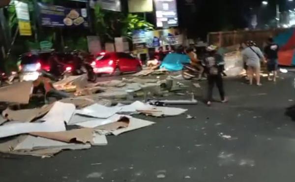 Truk Pengangkut Kertas Rem Blong Terguling Timpa Pengendara Motor di Semarang