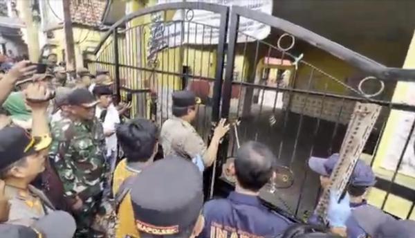 Digembok Warga yang Mengaku Ahli Waris, Gerbang SDN Utan Jaya Dibongkar Paksa Petugas