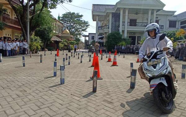Coaching Clinic Ponpes Road Safety Satlantas Jombang, Santri Praktik Jajal Lintasan