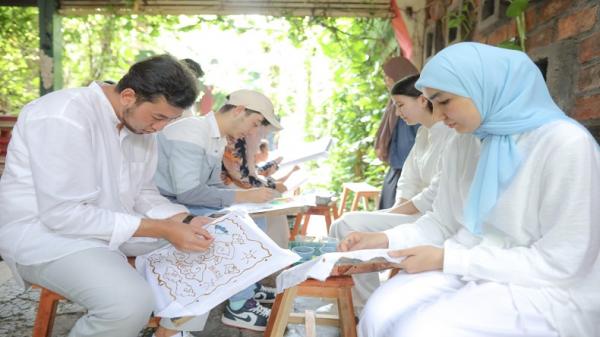 Mahasiswa Inbound Uzbekistan di UMS Rasakan Proses Membatik di Kampung Batik Laweyan