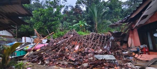 Diterjang Pergeseran Tanah, Rumah Warga Karangkamulyan Ciamis Roboh Saat Hujan Deras