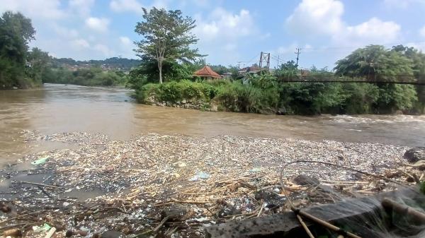 Sungai Ciwulan Dipenuhi Sampah Kiriman, Warga Temukan Berkah di Tengah Pemandangan Buruk