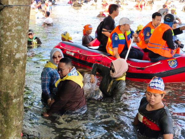 Ikut Nyebur ke Empang! 3 Anggota DPRD Ini Berbaur dengan Rakyat Jaga Tradisi Lebaran Depok