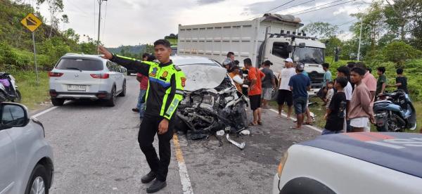 Kecelakaan Maut Dump Truk Tabrak Daihatsu Terios di Jalan Lintas Sumbar, 2 Tewas 6 Luka Parah