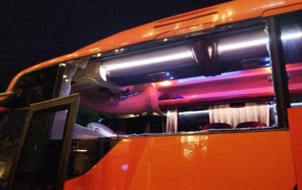 Usai Insiden Pelemparan Batu Bus Persik! Polisi Kejar Oknum Suporter Arema FC di Stadion Kanjuruhan