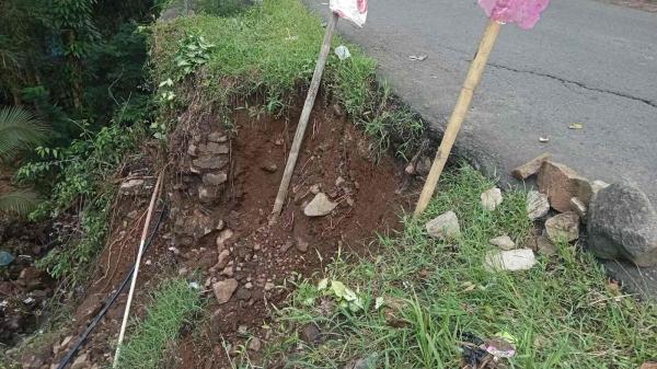 Tebing Longsor di Cigalontang Tasikmalaya, Jalan Utama Terancam Ambles