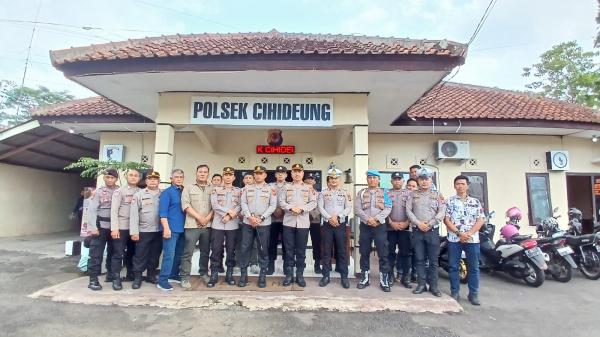 Kunjungi Polsek Cihideung, Kapolres Tasikmalaya Kota Tekankan Etika Digital dan Perkuat Soliditas