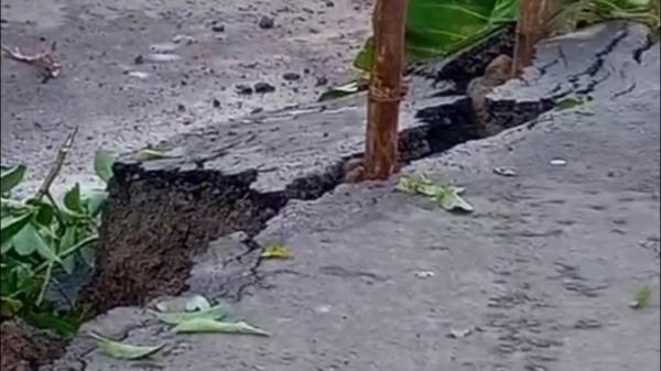 Jalan Penghubung Desa Jintel - Kedung Padang Amblas, Warga Bikin Jalan Alternatif