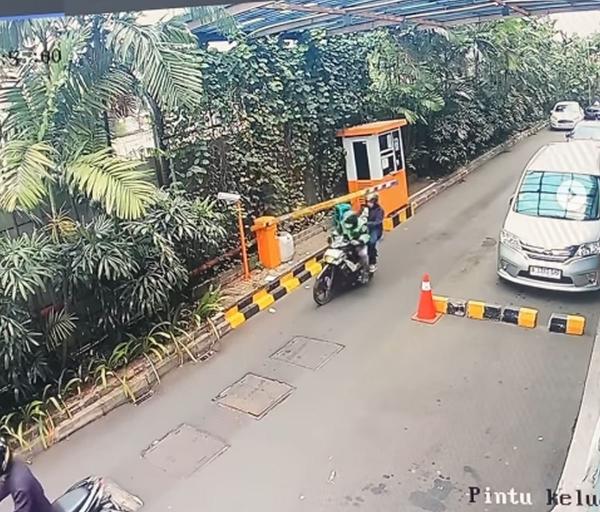 Tuntut Aplikasi Rp80 Juta, Penumpang Ojol Alami Patah Hidung Kehantam Palang Pintu Parkir?
