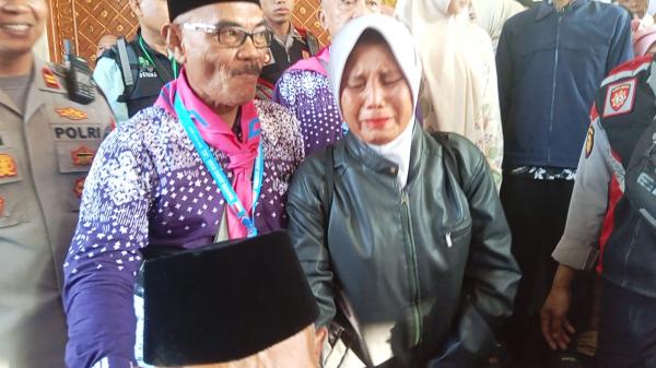 Keberangkatan 434 Jemaah Haji asal Tasikmalaya Menuju Tanah Suci Diwarnai Tangis Haru Pengantar
