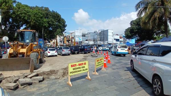 Ruas Jalan Batu Andesit di Depan Masjid Agung Tasikmalaya Mulai Diperbaiki, Viman: Demi Kenyamanan
