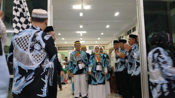 Isak Tangis Iringi Keberangkatan Ratusan Calon Jemaah Haji Kloter 27 asal Kota Tasikmalaya