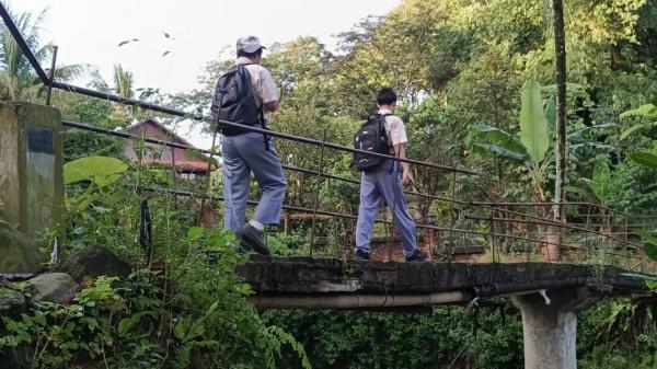 Karatan dan Nyaris Roboh, Anak Sekolah Minta Gubernur Dedi Mulyadi Tinjau Jembatan Cigamea Pamijahan
