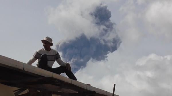 Gunung Marapi di Agam Erupsi, Dentuman dan Getarannya Kagetkan Warga di Radius 15 Km