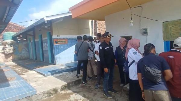 Kisah Haru Keluarga di Pasuruan Tinggal di Toilet Umum Selama 2 Tahun, Tak Mampu Beli Makan!