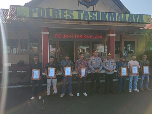 Polres Tasikmalaya Apresiasi 52 Anggota dan 7 Warga Atas Dedikasi di Tanjakan Bohong