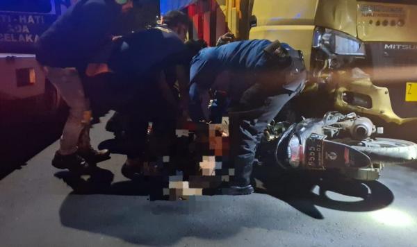 Damkar Kuningan Evakuasi Korban Kecelakaan Motor yang Tersangkut di Kolong Truk