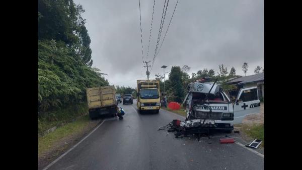 Tragis! Ambulans Bawa Jenazah Ditabrak Truk, Sopir Meninggal di TKP