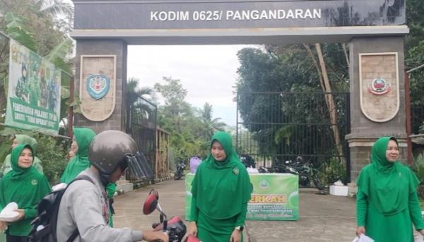 Ketulusan di Balik Seragam Hijau Toska, Persit Pangandaran Bawa Berkah Pagi