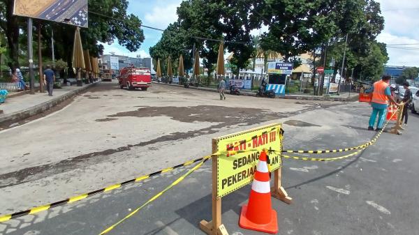 Batu Andesit di Depan Masjid Agung Kota Tasik Dibongkar Diganti Aspal Hotmix, Anggaran Rp418,7 Juta