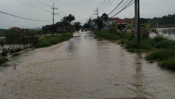 Banjir Melanda Sampang Akibat Hujan Deras, Belasan Titik Terendam hingga 80 cm