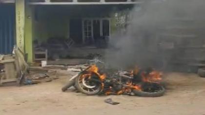 Heboh! Sekelompok Massa di Lampung Rusuh, Bakar Kendaraan hingga Rumah Kepala Kampung 